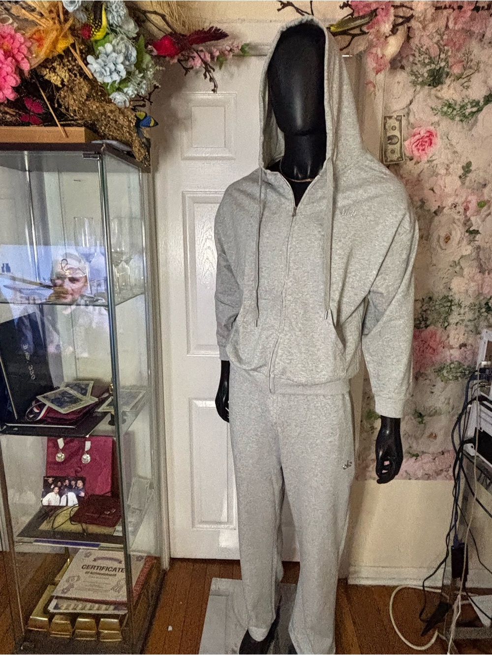 ALO Yoga Men's Light Gray Zip-Up Hoodie and Sweatpants Set